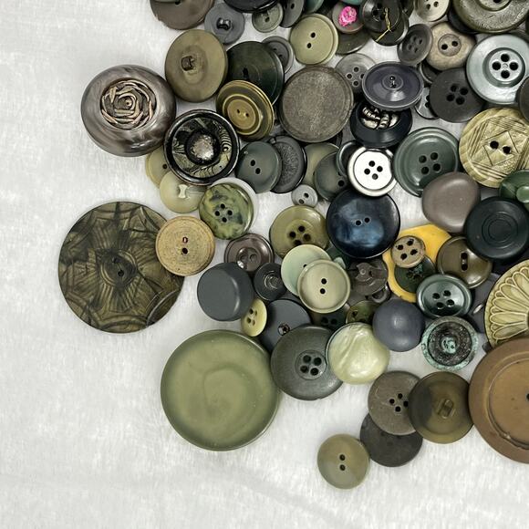 8.4oz Lot Vtg Green Brown Black Buttons Mixed Styles Sizes Plastics Sew Craft - Picture 5 of 7